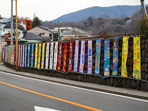 駅伝近しランナーひたと落葉道