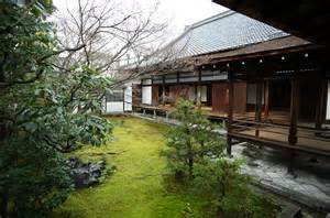 本堂の網戸のうちの法事かな